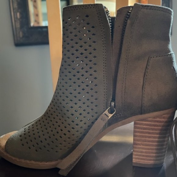 Size 6.5 Toms - Picture 2 of 5